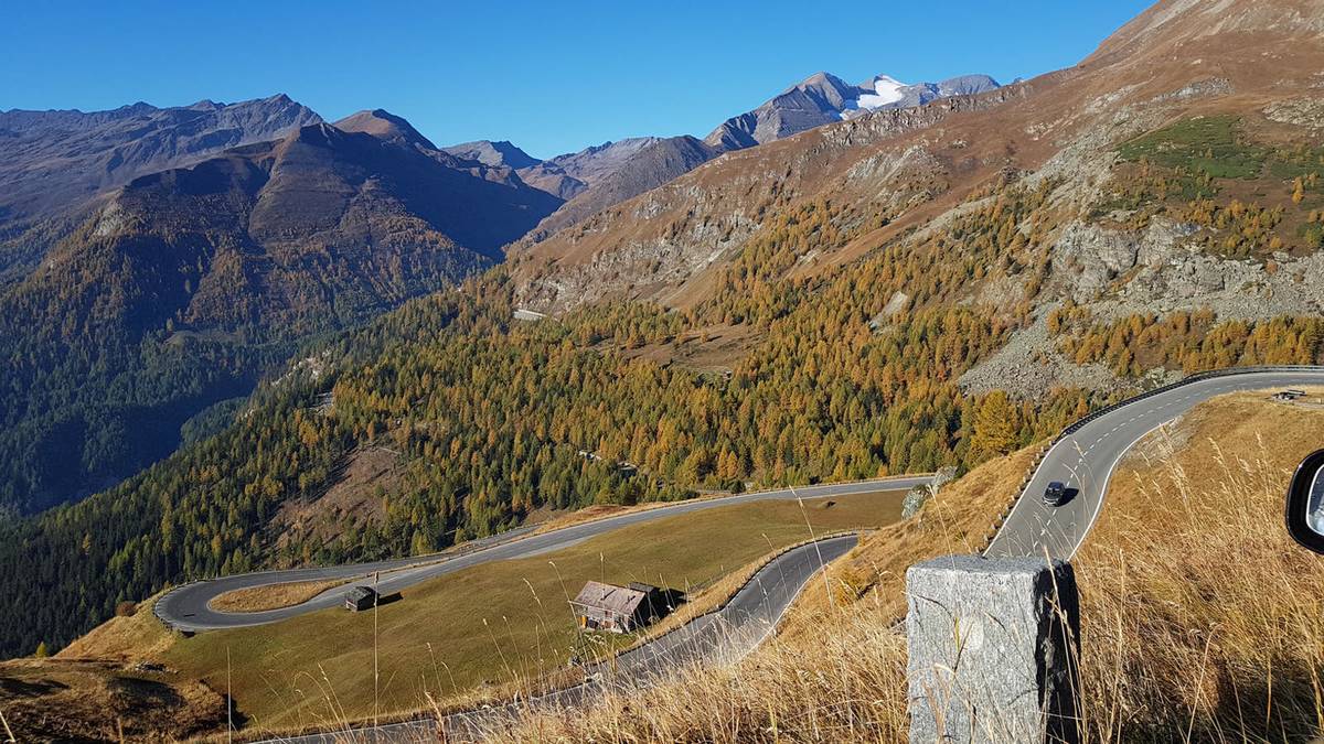 Kehren der Großglockner Hochalpenstraße im Herbst