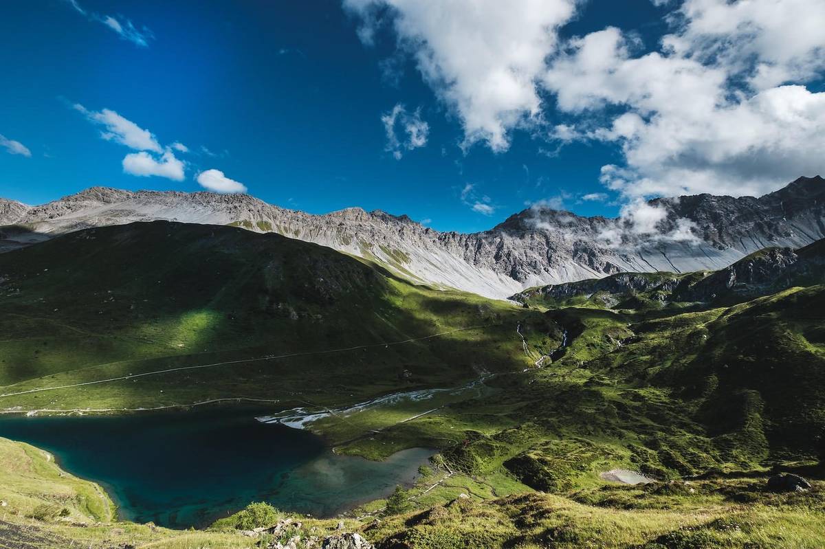 Alpiner See und Berge bei Lenzerheide in Graubünden