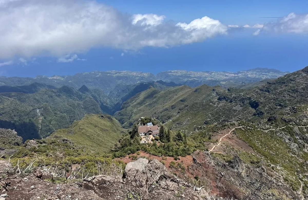 Berglandschaft Madeiras mit Blick auf den Atlantik