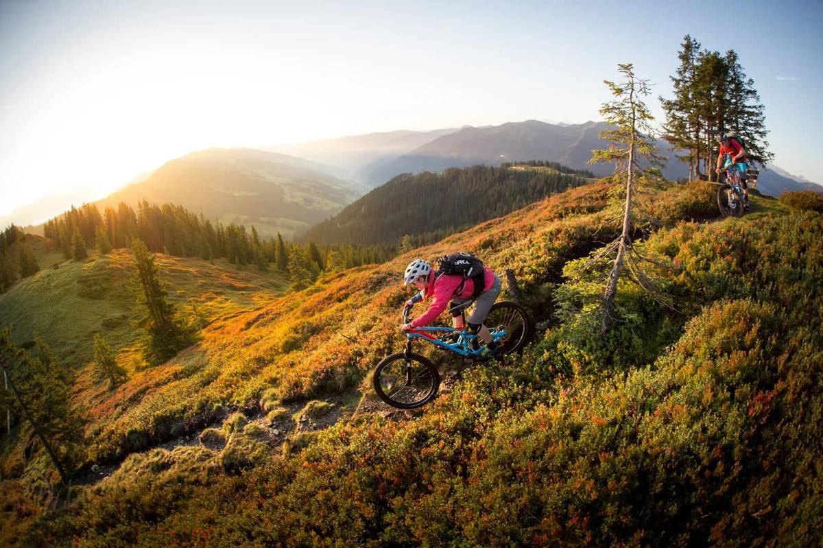 Mountainbiker auf einem Höhenweg in Saalbach-Hinterglemm