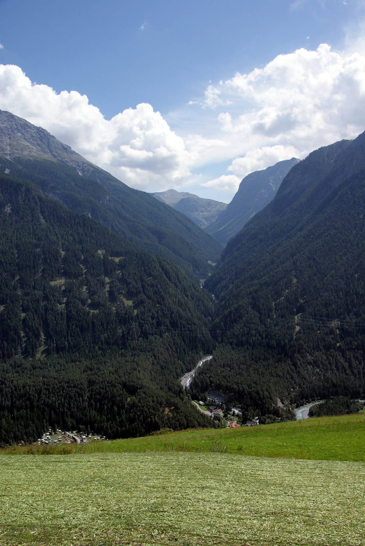 In den Fels gesprengter Weg in der Val d’Uina